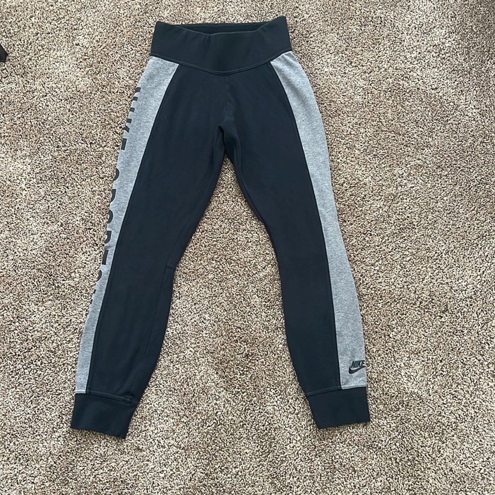Black Nike leggings